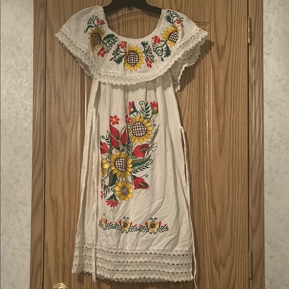 Dresses & Skirts - Beautiful embroidered Mexican dress with flowers